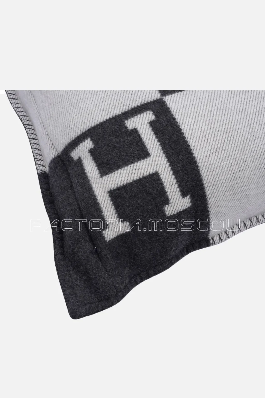 Hermes Pillow Avalon Gris Fonce / Ecru Large